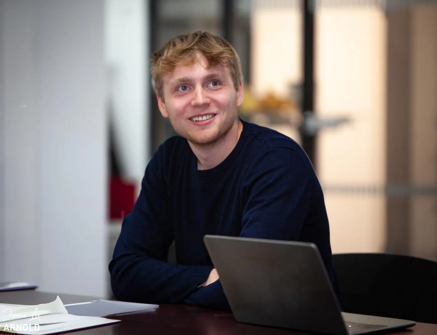 Niklas König am Laptop bei der Auswertung eines Werbekontos