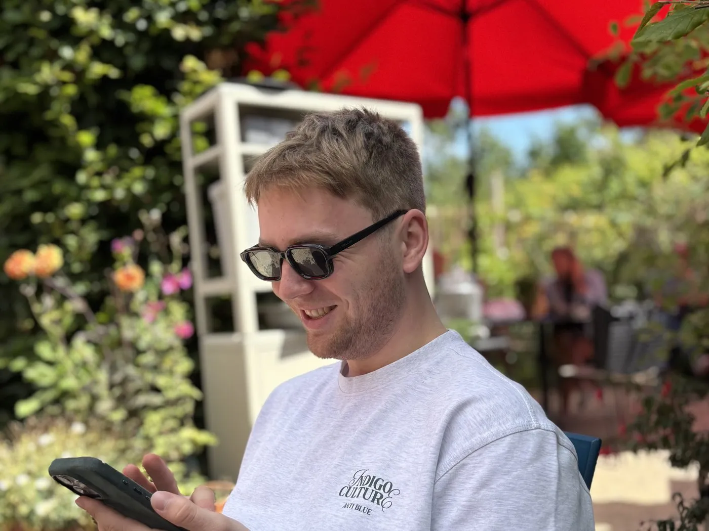 Niklas König am Handy im Garten