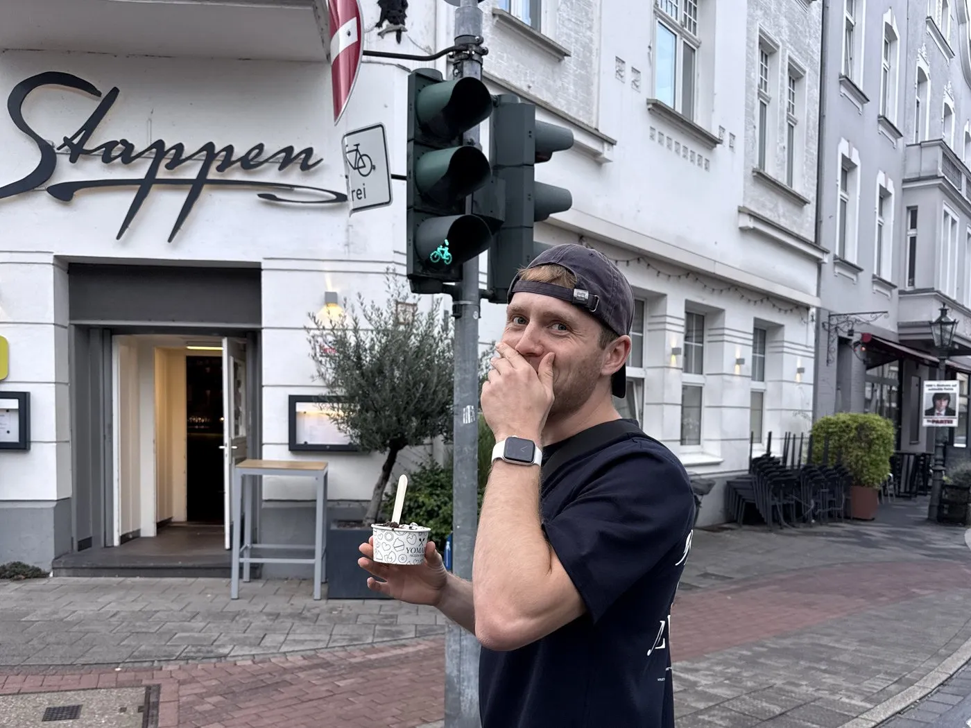 Niklas König mit Eis an einer Straßenkreuzung in Neuss